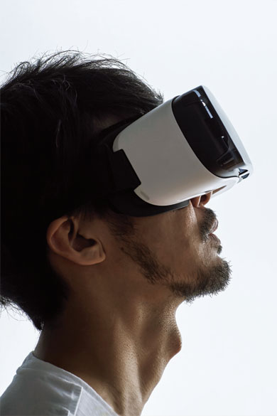 Un homme portant un casque VR