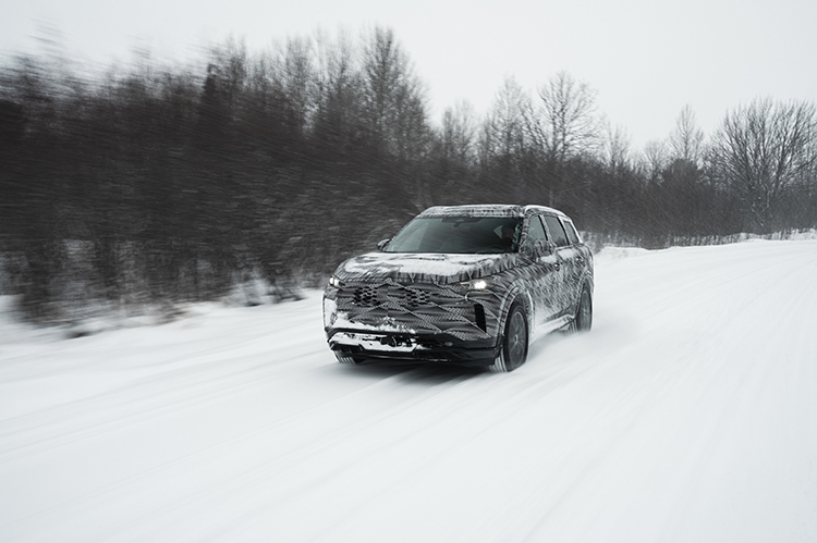 Front view of the INFINITI QX60 driving through the snow.